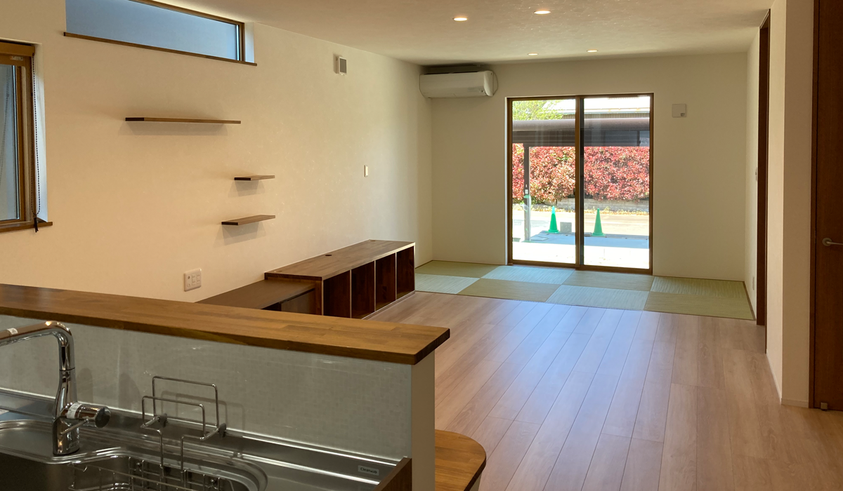 新潟の建売住宅tooneHOUSE（トーンハウス）キッチンから見えるテレビボードと畳のあるリビング