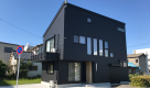 新潟の建売住宅tooneHOUSE（トーンハウス）ベランダのある外観が黒の家