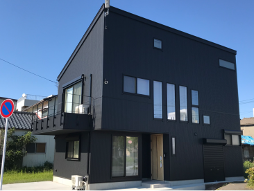 新潟の建売住宅tooneHOUSE（トーンハウス）ベランダのある外観が黒の家