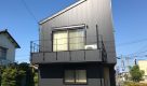 新潟の建売住宅tooneHOUSE（トーンハウス）ベランダのある外観が黒の家