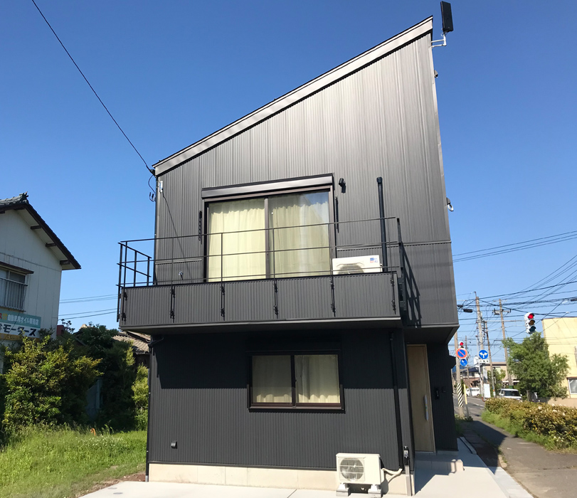 新潟の建売住宅tooneHOUSE（トーンハウス）ベランダのある外観が黒の家