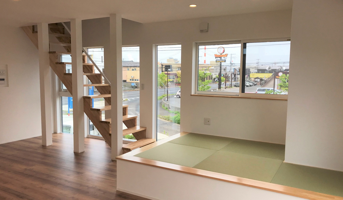 新潟の建売住宅tooneHOUSE（トーンハウス）リビング階段と小上がりの畳