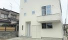 新潟の建売住宅tooneHOUSE（トーンハウス）白い外壁のバルコニーがある家