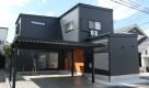 新潟の建売住宅tooneHOUSE（トーンハウス）黒い外壁のL字型の家と黒いカーポート