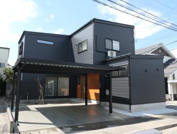 新潟の建売住宅tooneHOUSE（トーンハウス）黒い外壁のL字型の家と黒いカーポート