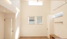 新潟の建売住宅tooneHOUSE（トーンハウス）の開放感のある明るい天井高のリビング