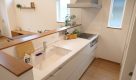 新潟の建売住宅tooneHOUSE（トーンハウス）の白を基調にした清潔感のあるキッチンスペース