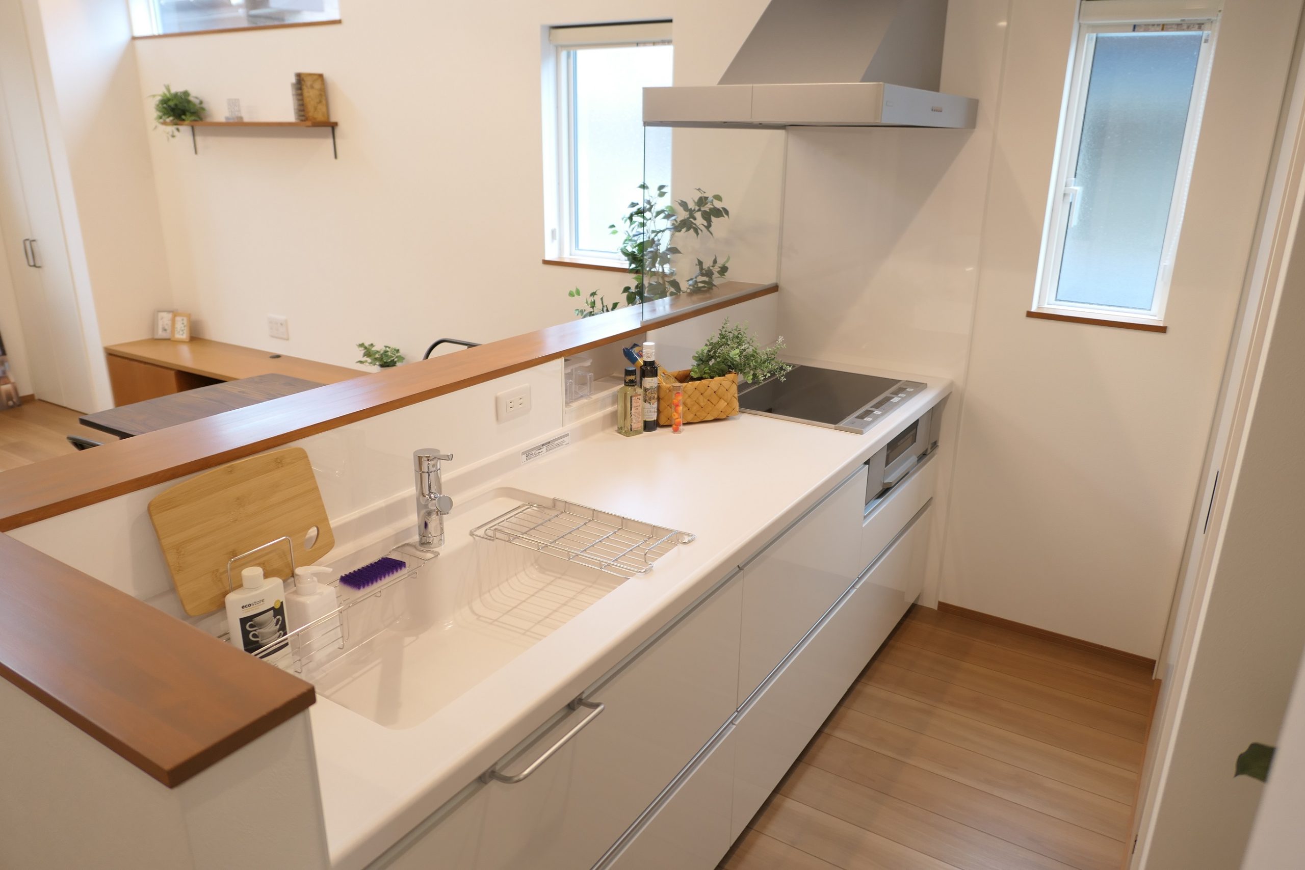 新潟の建売住宅tooneHOUSE（トーンハウス）の白を基調にした清潔感のあるキッチンスペース