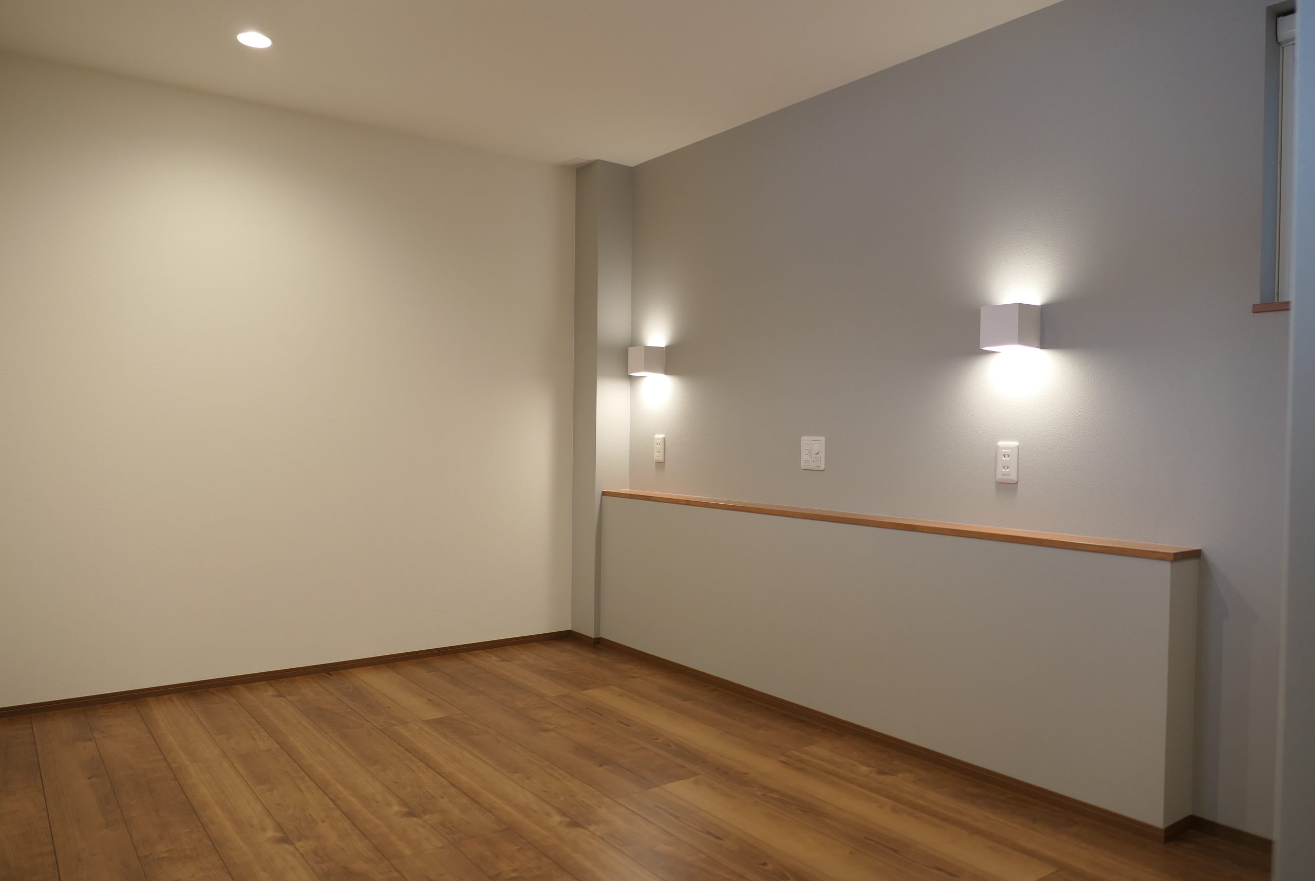 新潟の建売住宅tooneHOUSE（トーンハウス）の優しく光が灯る落ち着いた寝室