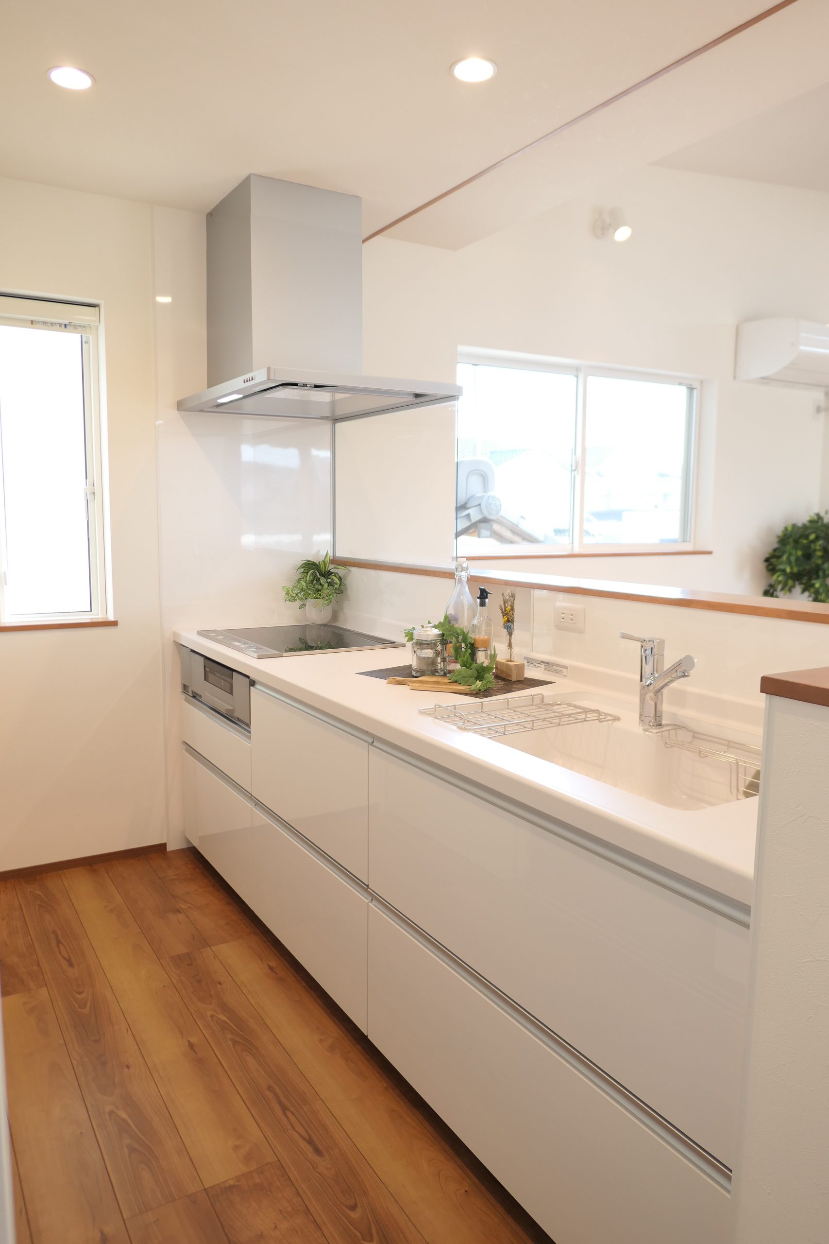 新潟の建売住宅tooneHOUSE（トーンハウス）の広々使える白のキッチンスペース