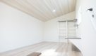 新潟の建売住宅tooneHOUSE（トーンハウス）白の勾配天井の部屋