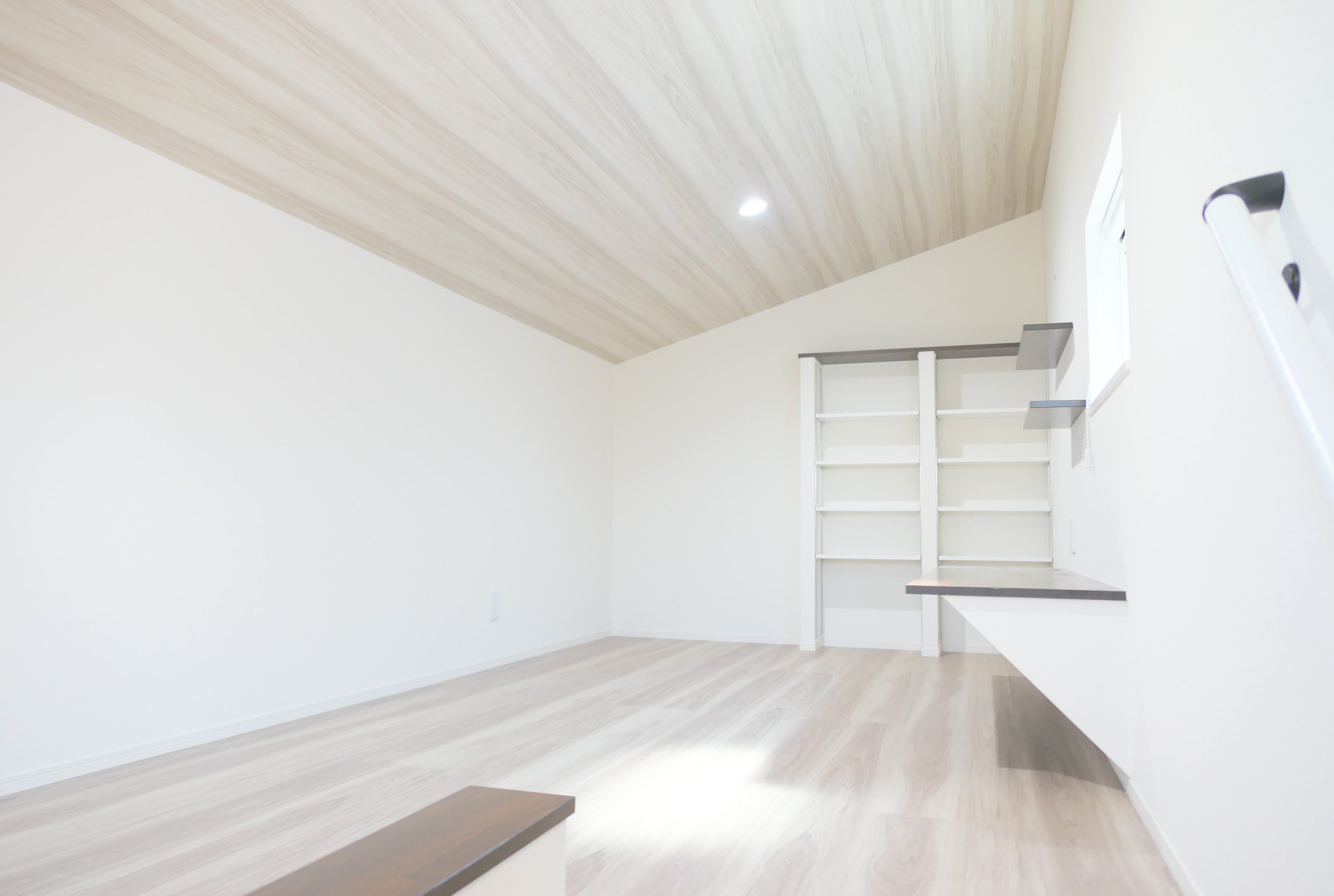 新潟の建売住宅tooneHOUSE（トーンハウス）白の勾配天井の部屋