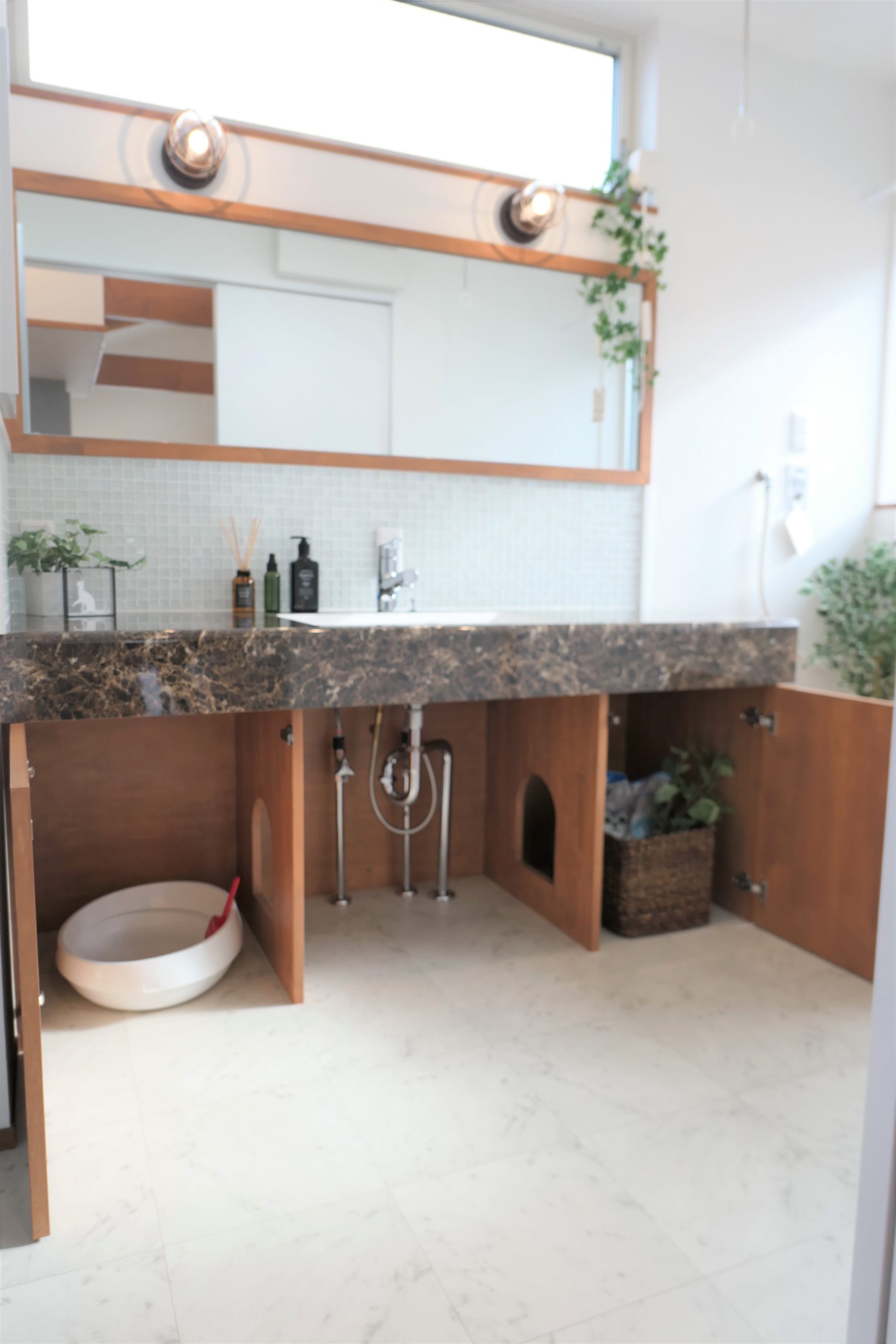 新潟の建売住宅tooneHOUSE（トーンハウス）の猫のトイレの場所も完備してある洗面所
