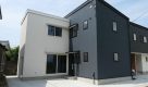 新潟の建売住宅tooneHOUSE（トーンハウス）の白とグレーのL字型外観の家