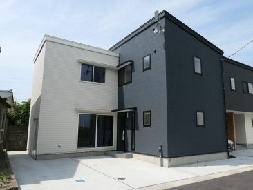 新潟の建売住宅tooneHOUSE（トーンハウス）の白とグレーのL字型外観の家