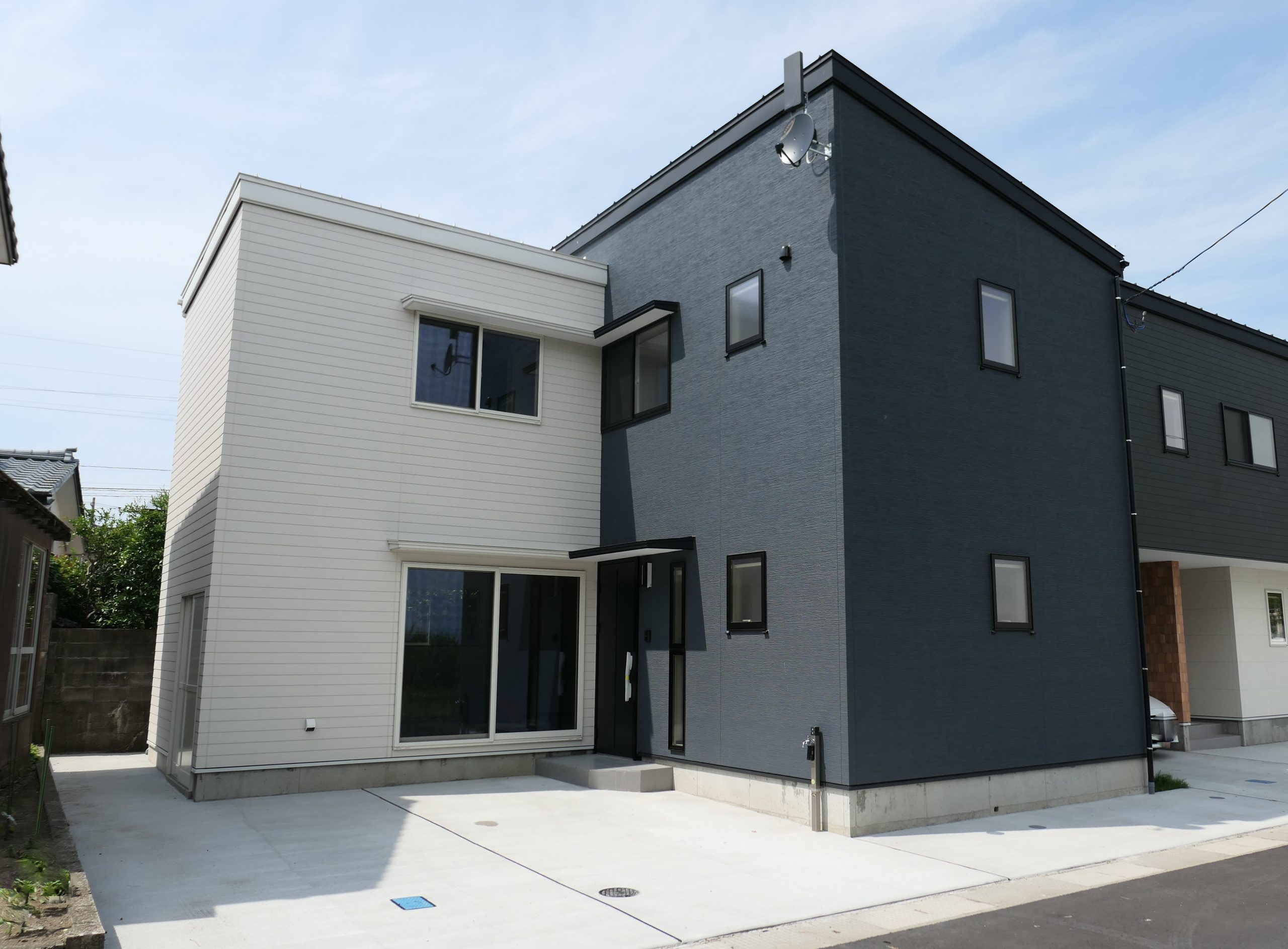 新潟の建売住宅tooneHOUSE（トーンハウス）の白とグレーのL字型外観の家