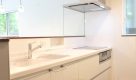 新潟の建売住宅tooneHOUSE（トーンハウス）の白を基調としたキッチンスペース
