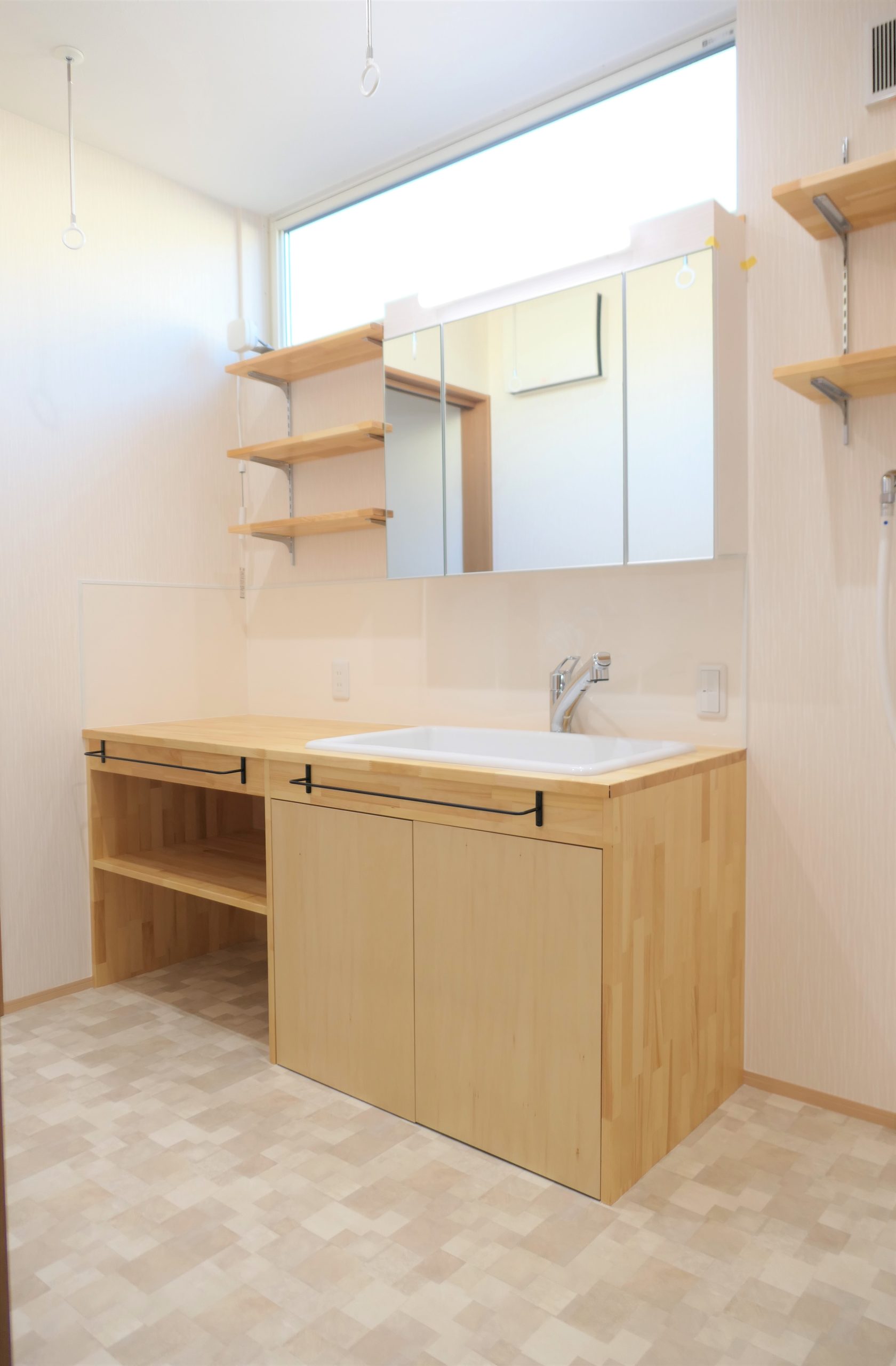 新潟の建売住宅tooneHOUSE（トーンハウス）木目調の洗面台と3段の棚