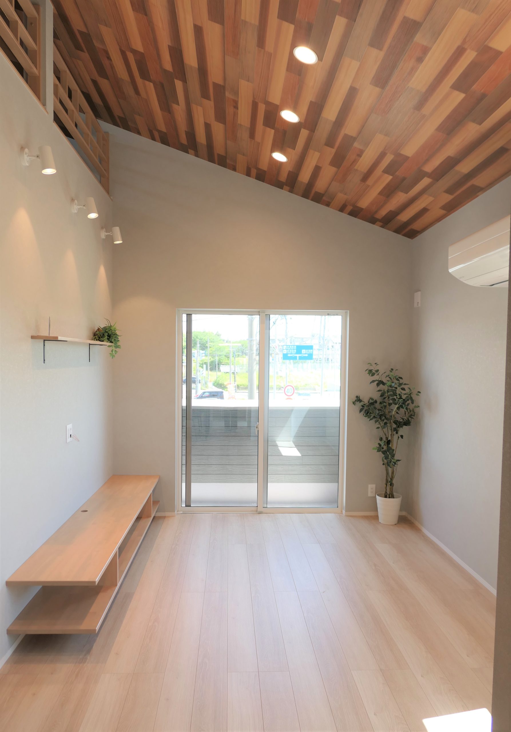 新潟の建売住宅tooneHOUSE（トーンハウス）の勾配天井のリビングとテレビボード
