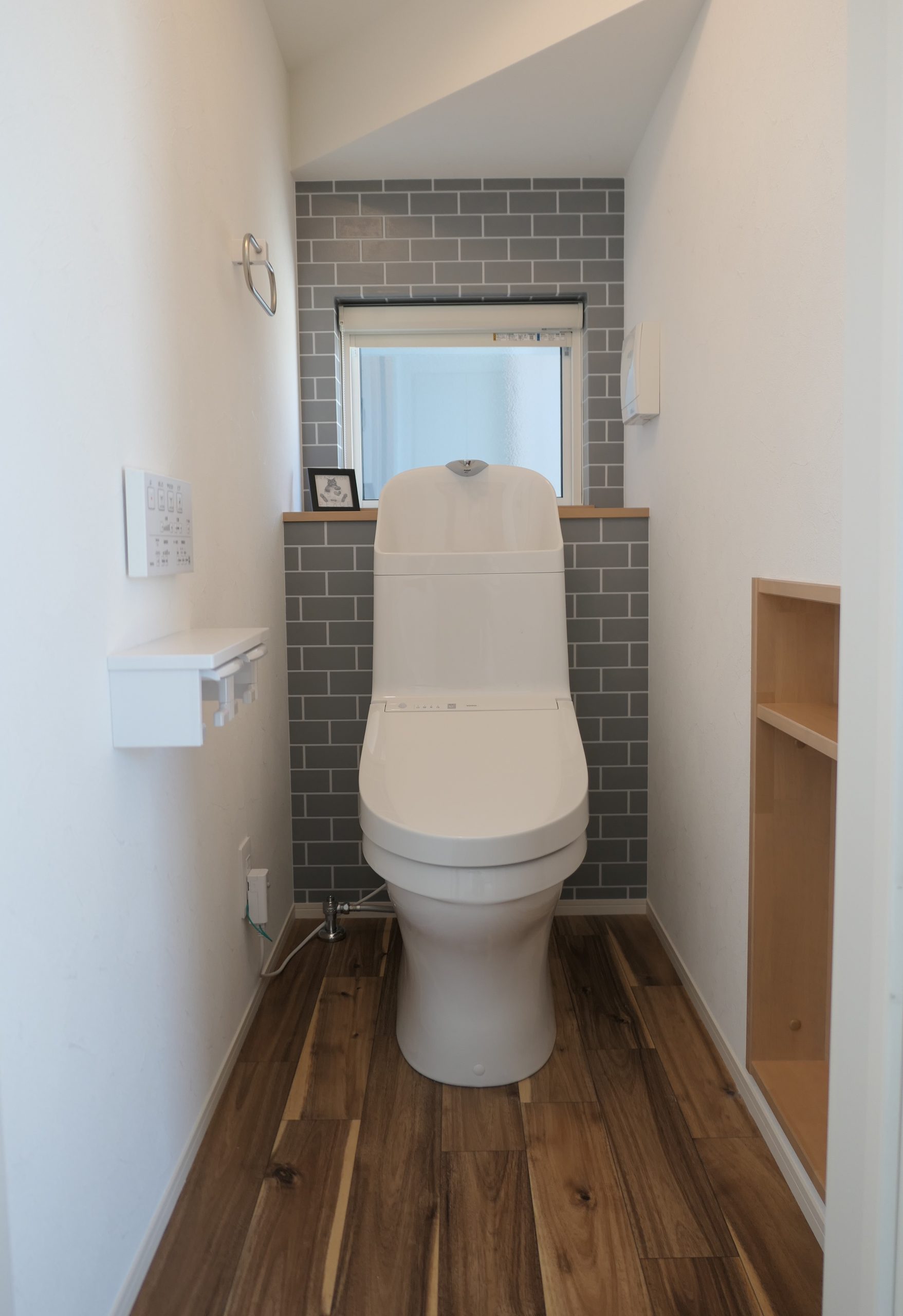 新潟の建売住宅tooneHOUSE（トーンハウス）の白の清潔感のあるトイレ