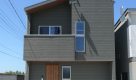新潟の建売住宅tooneHOUSE（トーンハウス）のグレーの外観のバルコニーのある家