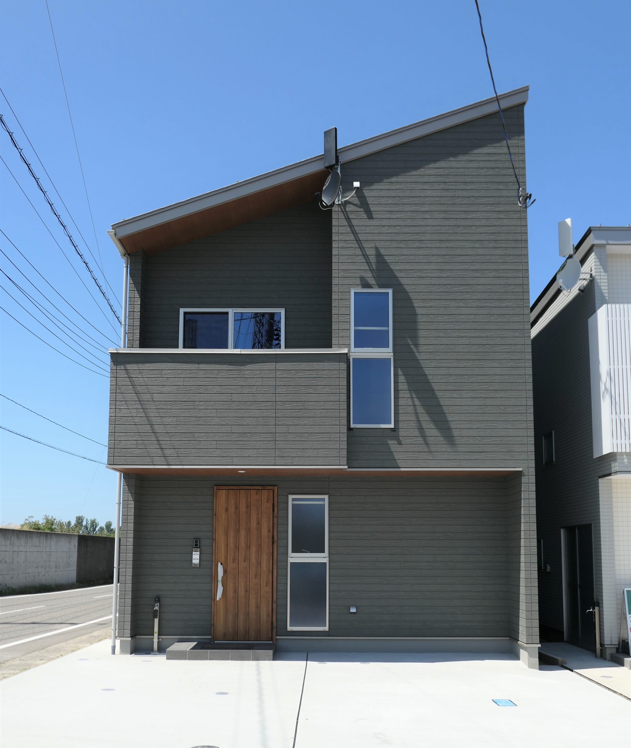新潟の建売住宅tooneHOUSE（トーンハウス）のグレーの外観のバルコニーのある家