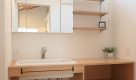 新潟の建売住宅tooneHOUSE（トーンハウス）のナチュラルテイスト3段の棚がついた洗面化粧台