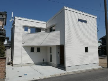 新潟の建売住宅tooneHOUSE（トーンハウス）の白い壁のバルコニー付きの外観