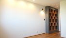 新潟の建売住宅tooneHOUSE（トーンハウス）白い壁と造作の本棚
