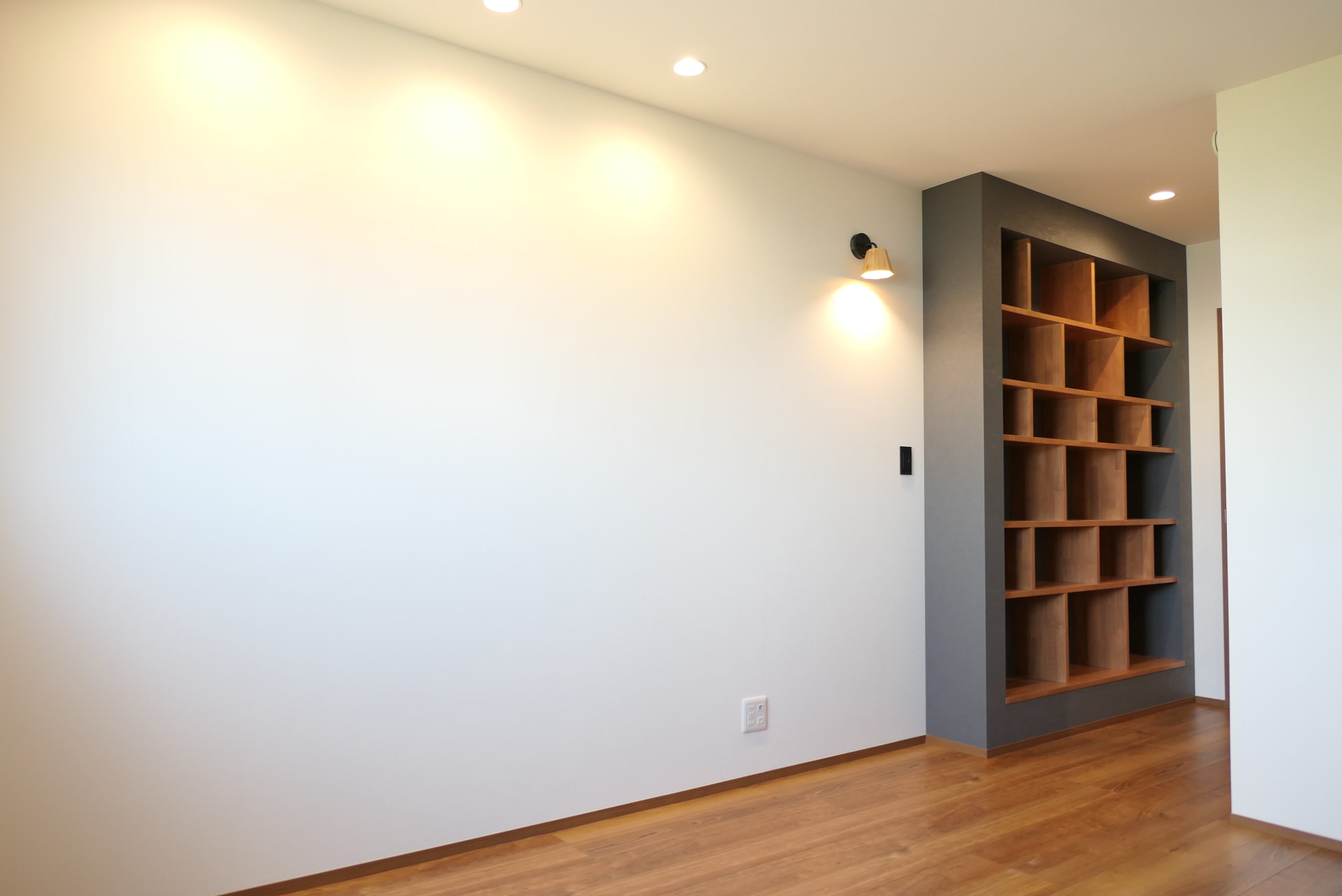 新潟の建売住宅tooneHOUSE（トーンハウス）白い壁と造作の本棚