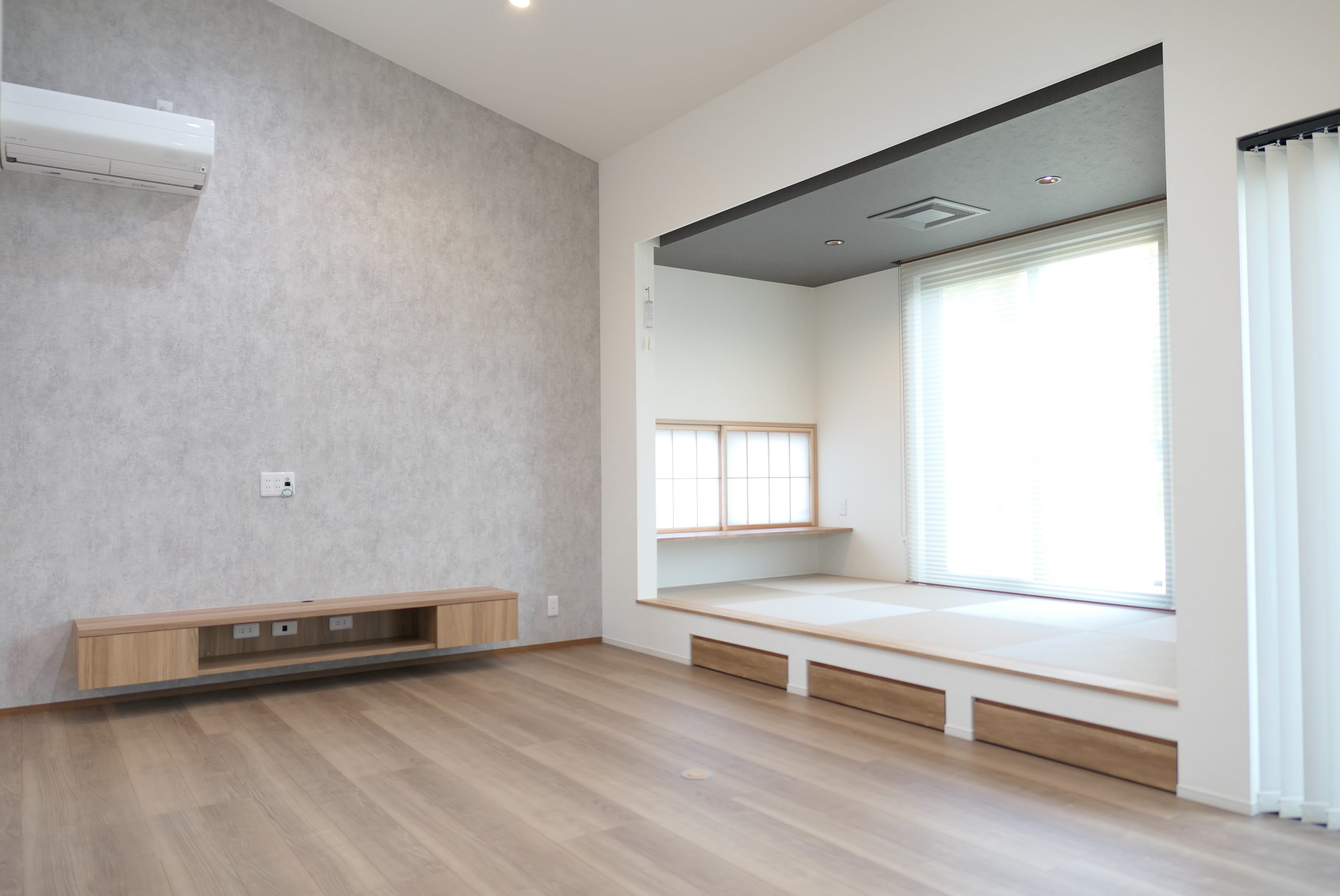 新潟の建売住宅tooneHOUSE（トーンハウス）造作のテレビボードと小上がりの畳スペース