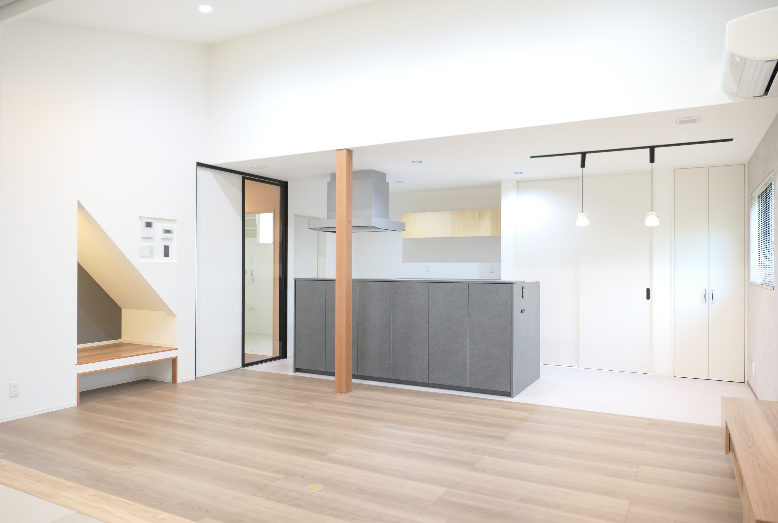 新潟の建売住宅tooneHOUSE（トーンハウス）灰色のキッチンスペースと木目調の床
