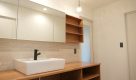 新潟の建売住宅tooneHOUSE（トーンハウス）木目調の飾り棚のついた洗面台