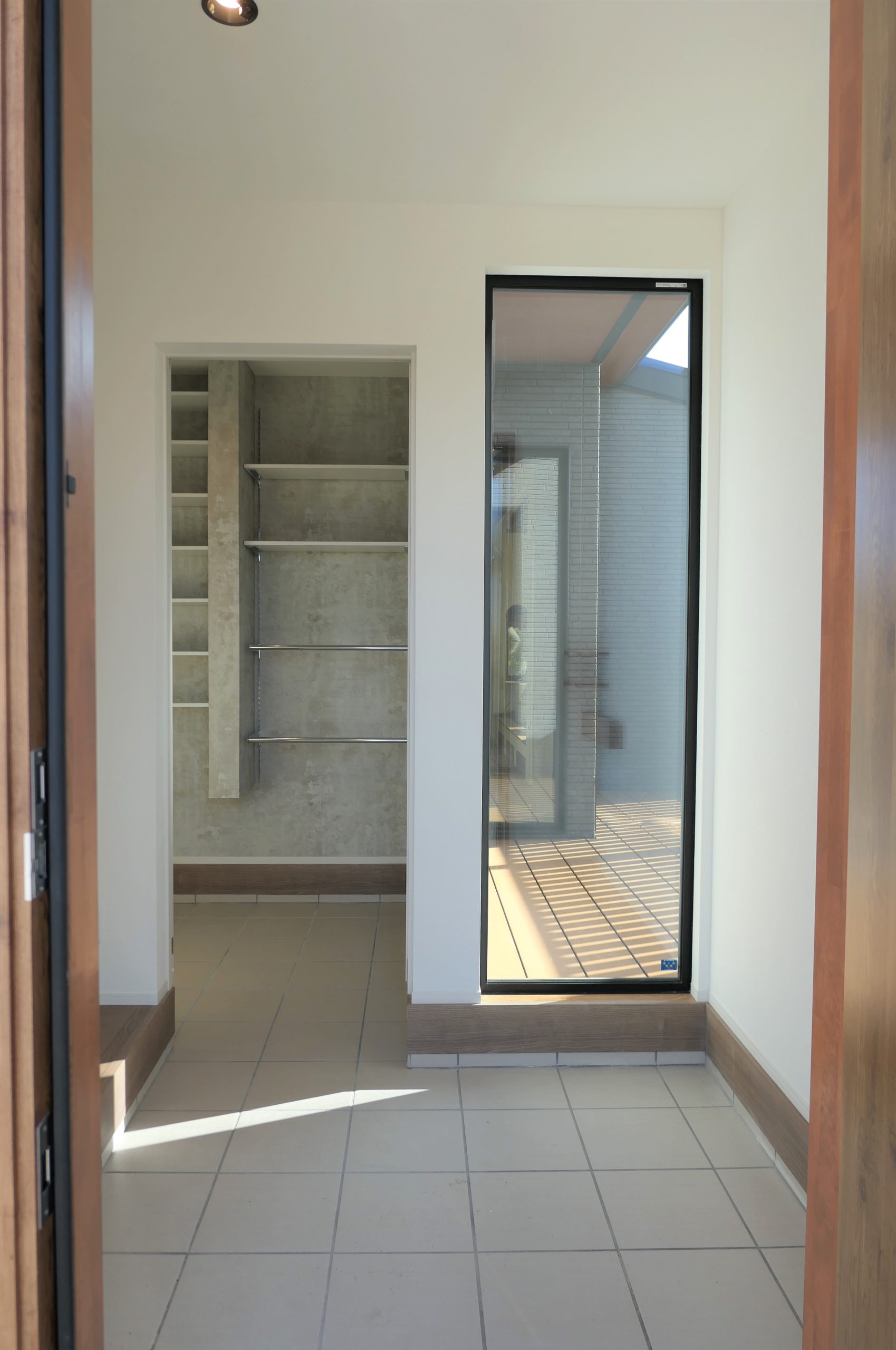 新潟の建売住宅tooneHOUSE（トーンハウス）玄関のシューズクロークと鏡