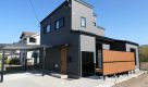 新潟の建売住宅tooneHOUSE（トーンハウス）黒い外観の木目調の柵のある家