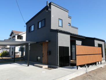 新潟の建売住宅tooneHOUSE（トーンハウス）黒い外観の木目調の柵のある家