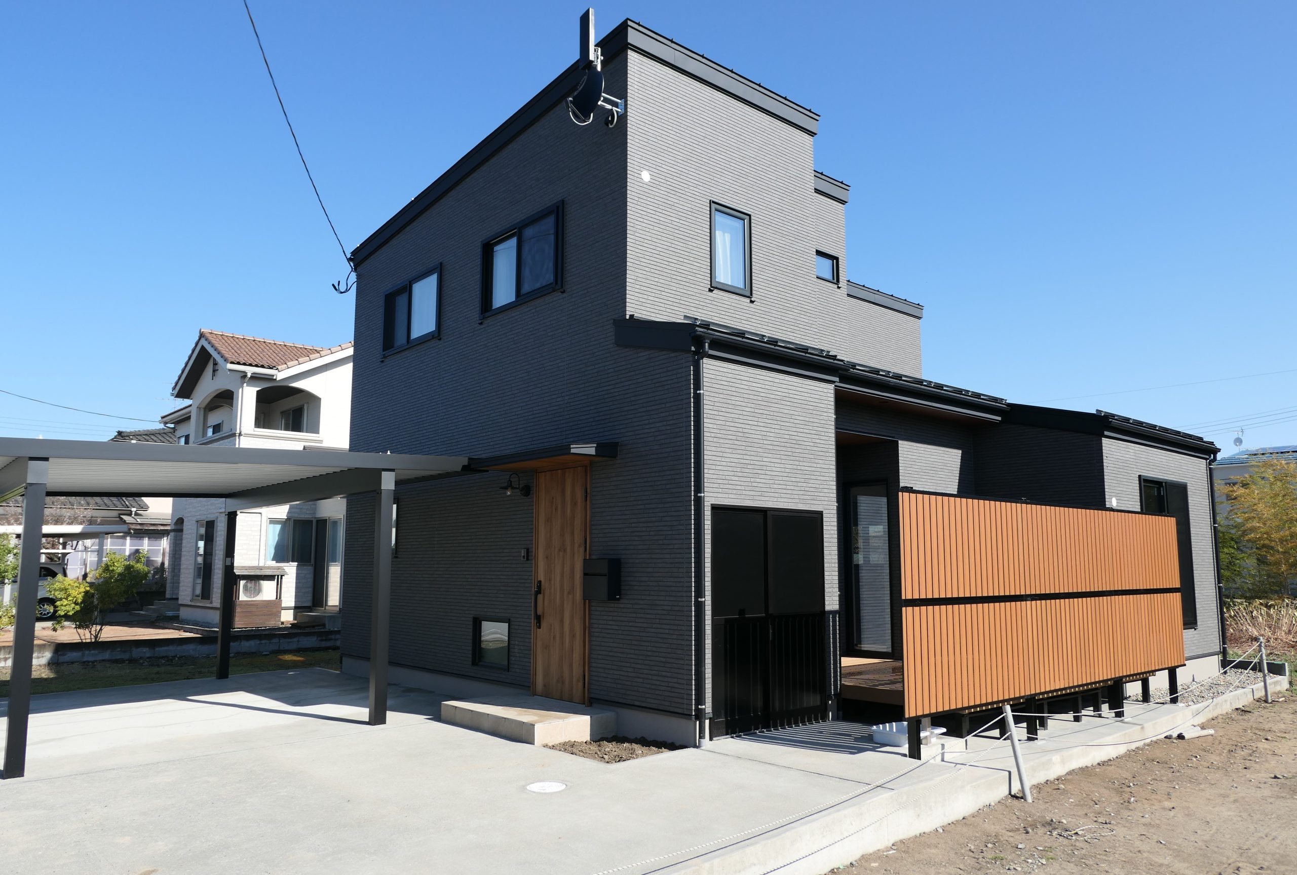 新潟の建売住宅tooneHOUSE（トーンハウス）黒い外観の木目調の柵のある家