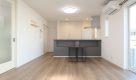 新潟の建売住宅tooneHOUSE（トーンハウス）木目調の床とグレーのキッチンボード