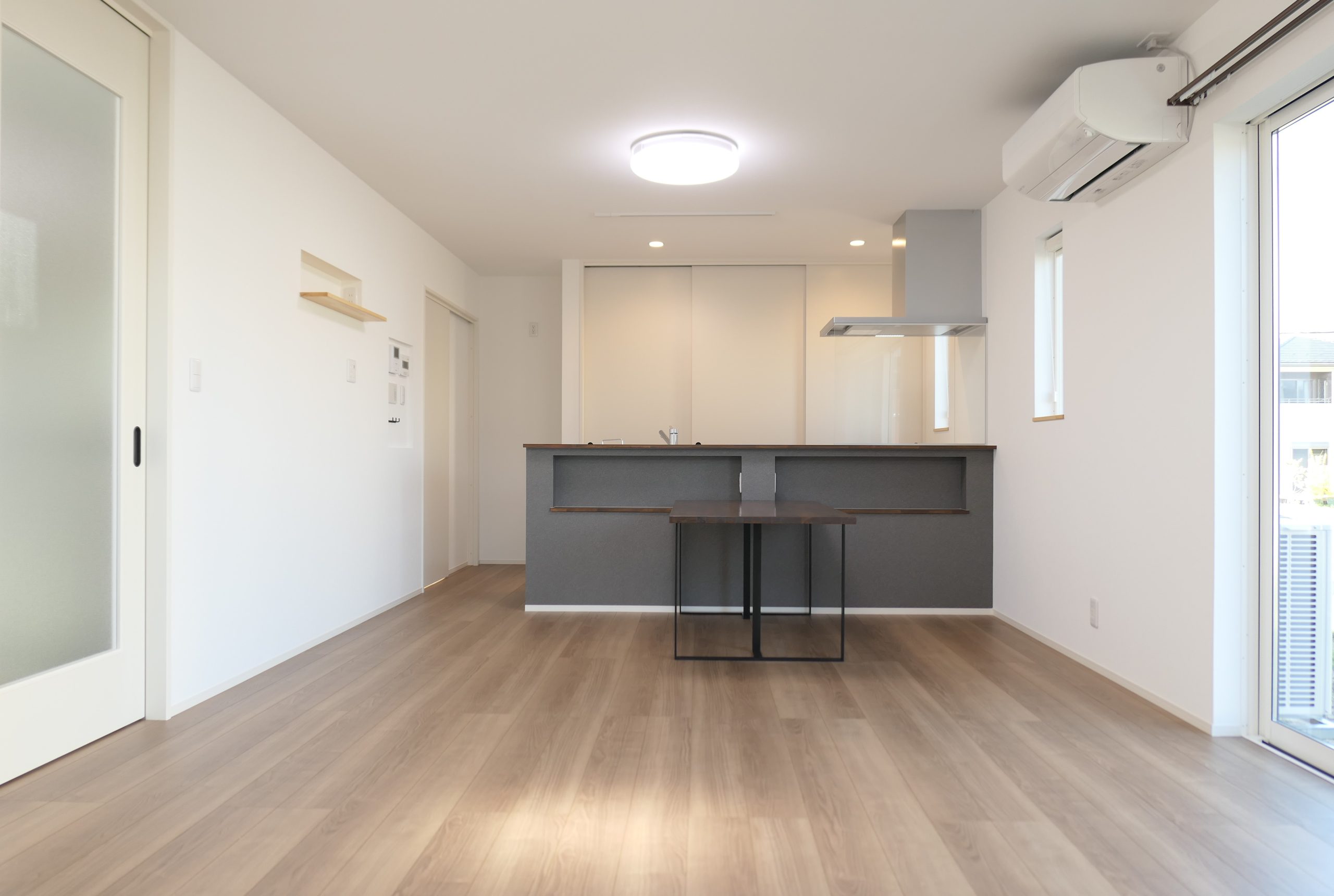 新潟の建売住宅tooneHOUSE（トーンハウス）木目調の床とグレーのキッチンボード