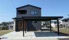 新潟の建売住宅tooneHOUSE（トーンハウス）黒い外壁の三角屋根の家とカーポート