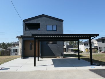 新潟の建売住宅tooneHOUSE（トーンハウス）黒い外壁の三角屋根の家とカーポート