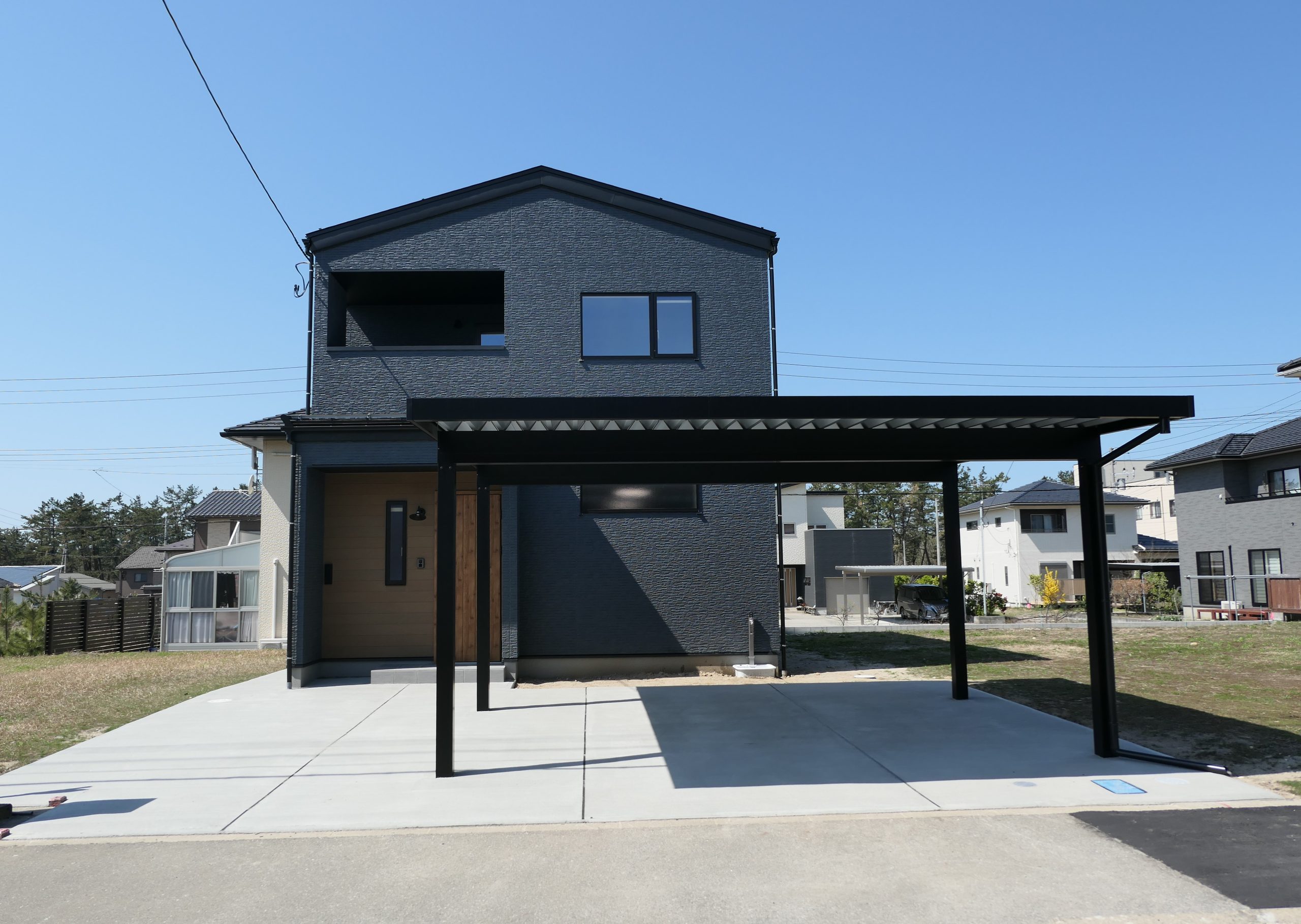 新潟の建売住宅tooneHOUSE（トーンハウス）黒い外壁の三角屋根の家とカーポート