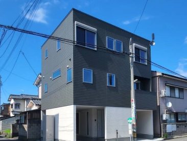 新潟の建売住宅tooneHOUSE（トーンハウス）のインナーガレージ付きグレー外観の家