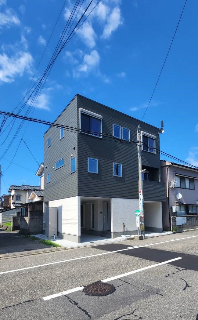 新潟の建売住宅tooneHOUSE（トーンハウス）のインナーガレージ付きグレー外観の家