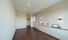 新潟の建売住宅tooneHOUSE（トーンハウス）の壁紙が白く開放的な寝室