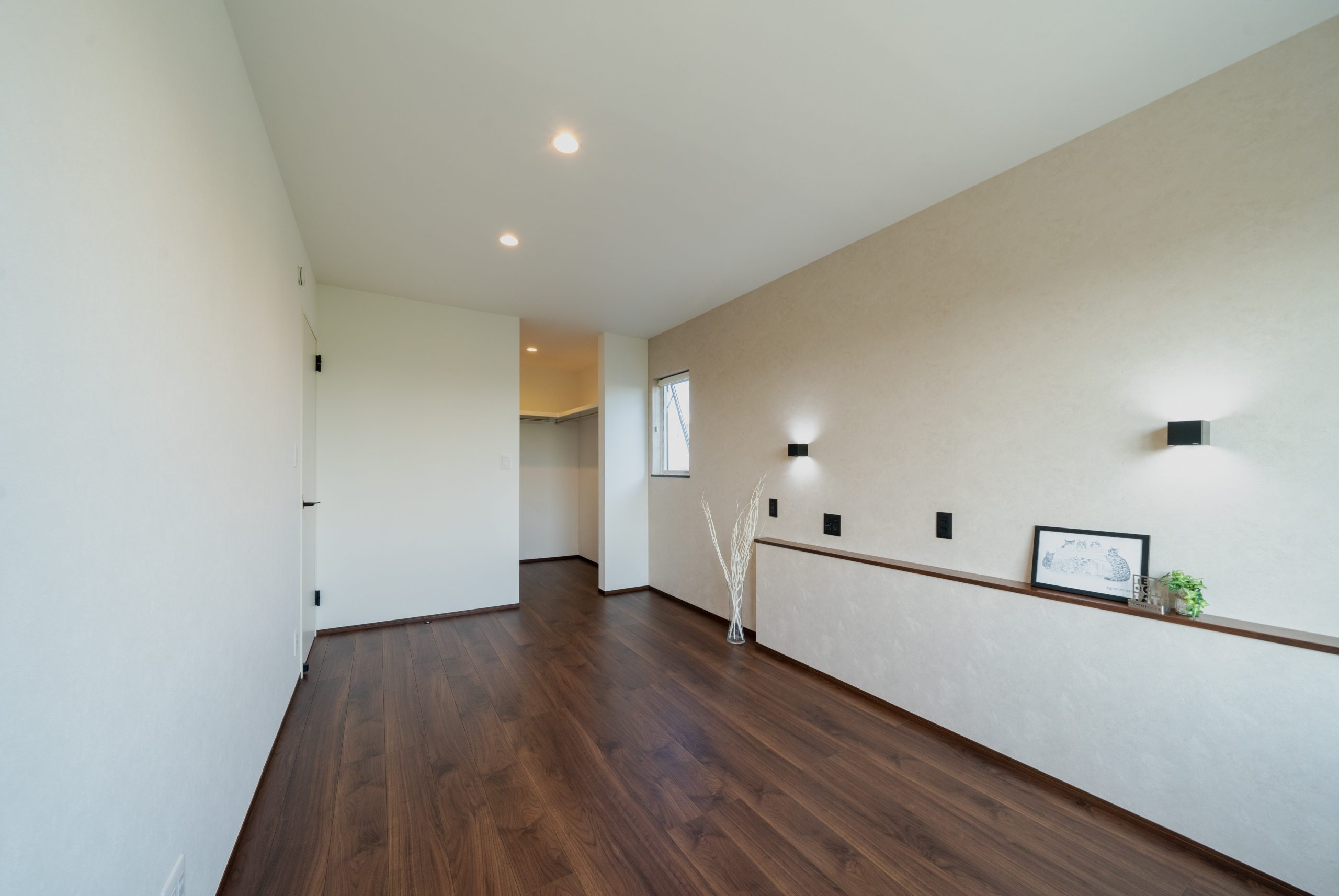 新潟の建売住宅tooneHOUSE（トーンハウス）の壁紙が白く開放的な寝室
