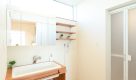 新潟の建売住宅tooneHOUSE（トーンハウス）の清潔感のある白い壁の洗面脱衣所