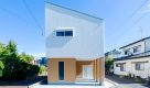 新潟の建売住宅tooneHOUSE（トーンハウス）のインナーガレージ付きの勾配屋根の家