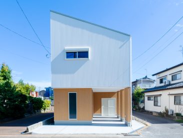 新潟の建売住宅tooneHOUSE（トーンハウス）のインナーガレージ付きの勾配屋根の家