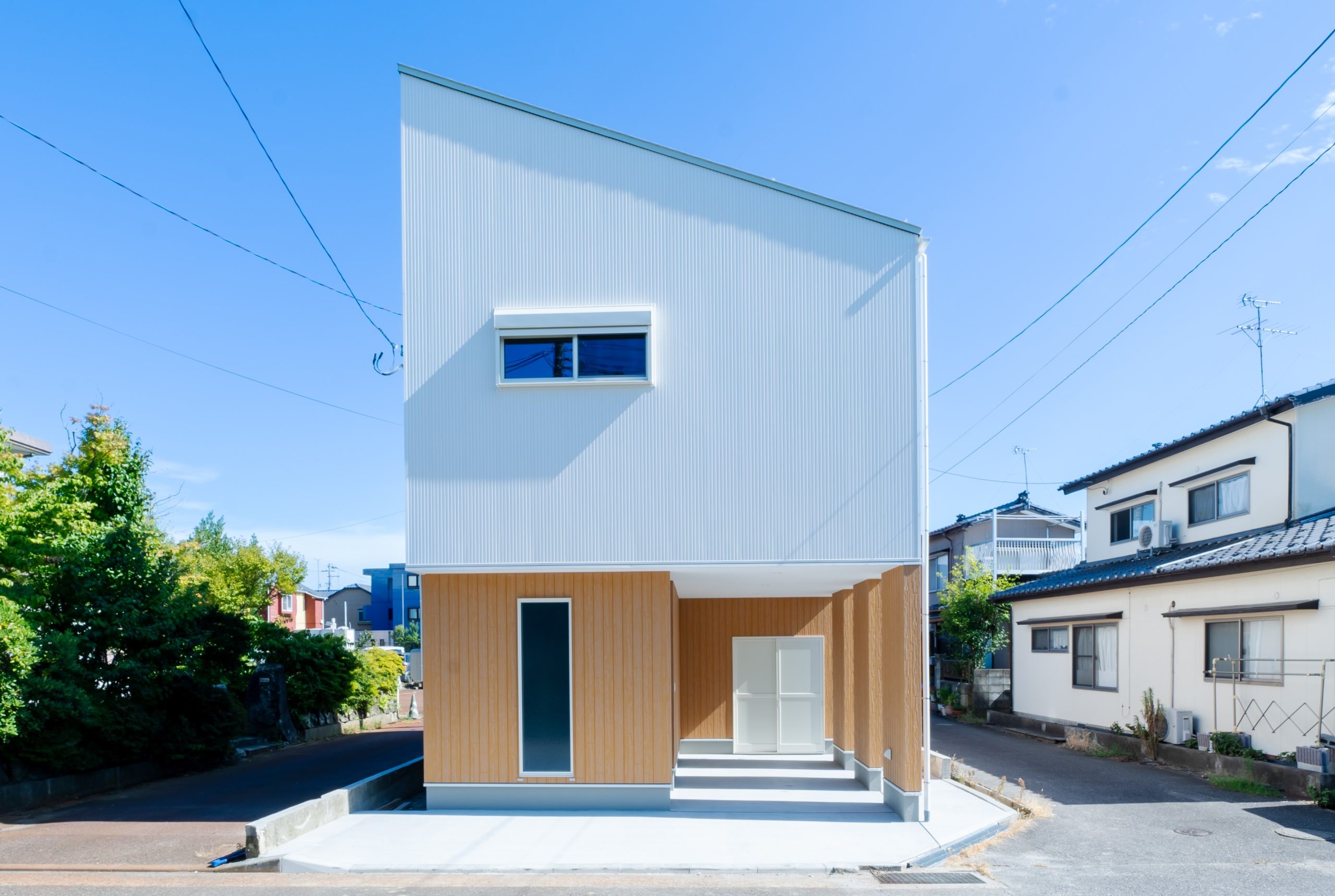 新潟の建売住宅tooneHOUSE（トーンハウス）のインナーガレージ付きの勾配屋根の家